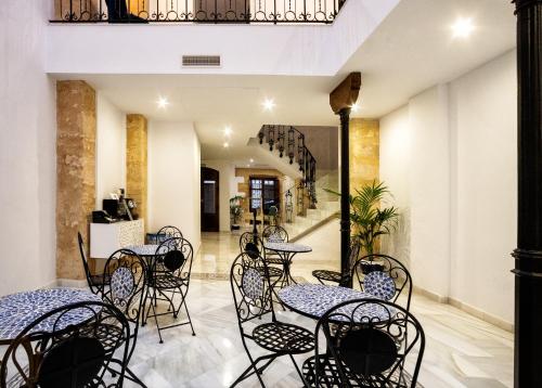 a restaurant with tables and chairs in a room at Hotel boutique Palacio de la Veracruz in Alcalá la Real