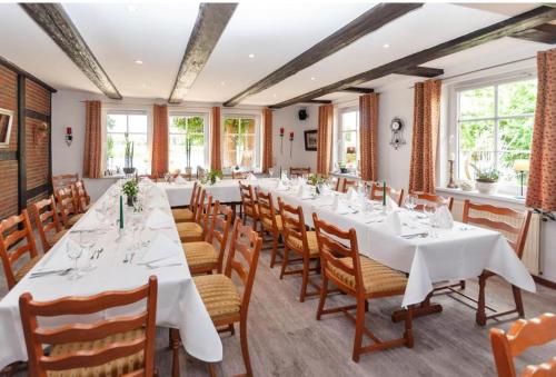 A restaurant or other place to eat at Hotel Zur Erholung & Restaurant Amme's Landhaus