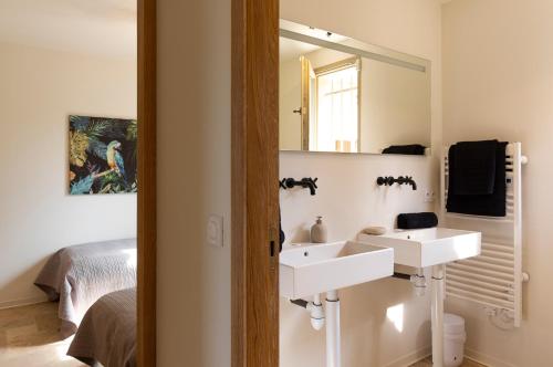 une salle de bain avec deux lavabos et un miroir dans l'établissement Villa Air et Mer, à Saint-Tropez