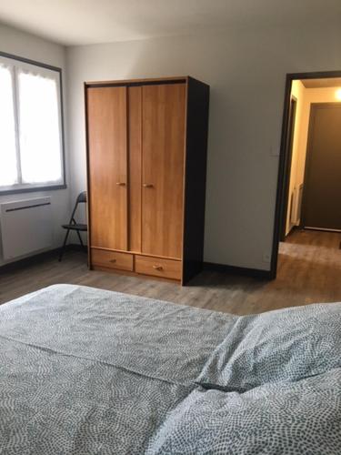A bed or beds in a room at Appartement centre ville
