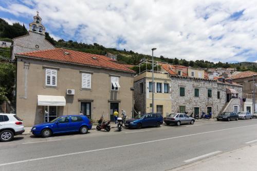 a group of cars parked on the side of a street at Apartment Saulan in Dubrovnik