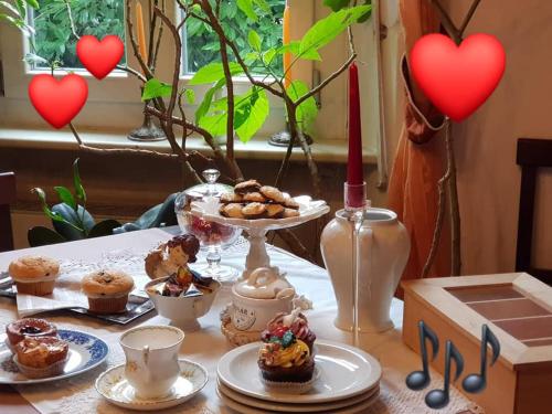 una mesa con tazas y platos de comida. en White Lady B&B, en Monticelli dʼOngina