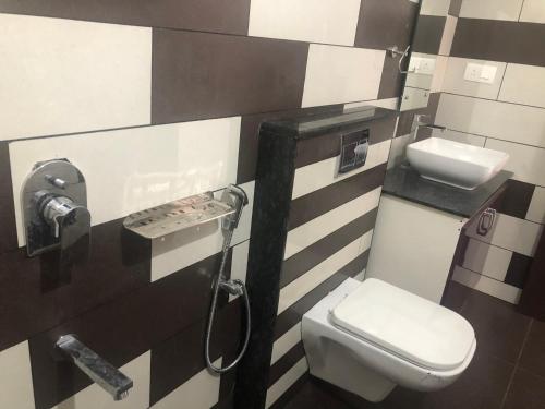 Kylpyhuone majoituspaikassa Raveendra Inn