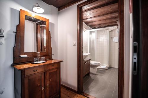 Koupelna v ubytování Hotel Dvor Jezersek Brnik