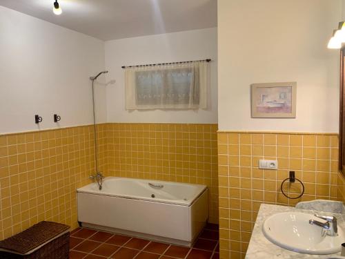 y baño con bañera y lavamanos. en Casas Tomare I, en San Bartolomé