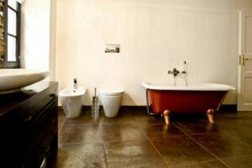 a bathroom with two sinks and a tub and a toilet at CASA LEONE BADALUCCO in Badalucco