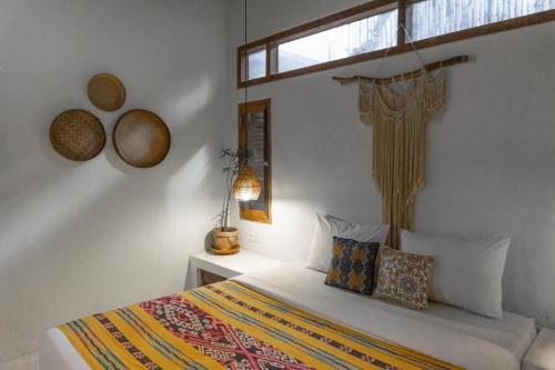 Tempat tidur dalam kamar di Adara Homestay