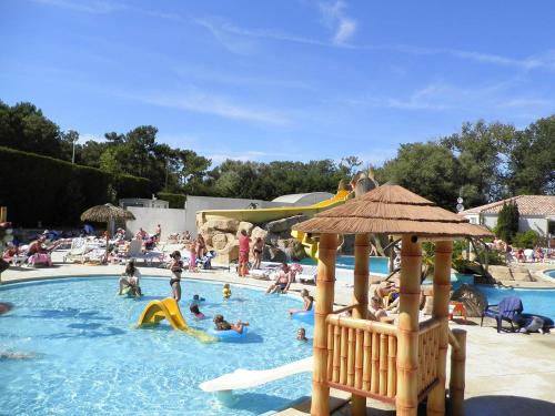 un groupe de personnes dans une piscine d'un complexe hôtelier dans l'établissement Mobile Homes by KelAir at Camping La Yole, à Saint-Jean-de-Monts