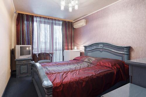 Un pat sau paturi într-o cameră la Druzhba hotel and restaurant