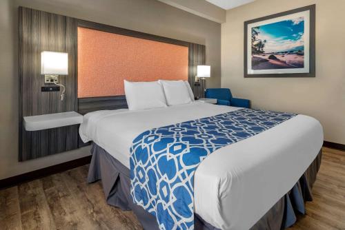 ein Schlafzimmer mit einem großen Bett in einem Hotelzimmer in der Unterkunft The Waves Hotel, Ascend Hotel Collection in Wildwood
