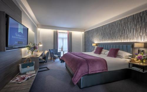 una camera con letto e TV a schermo piatto di Kilkenny Ormonde Hotel a Kilkenny