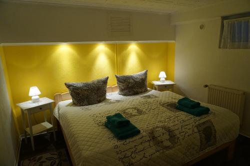um quarto com uma cama com duas toalhas verdes em Haus Stricker em Sagard