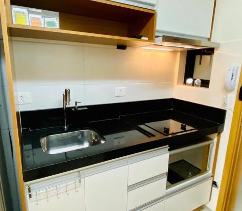 uma cozinha com um lavatório e uma bancada em LOFT46 EM De MARILIA em Marília