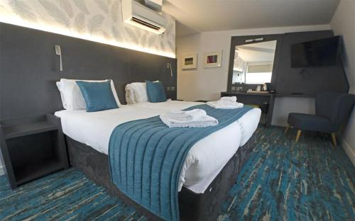 Кровать или кровати в номере K Hotel Kensington