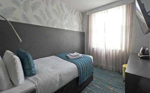 Кровать или кровати в номере K Hotel Kensington