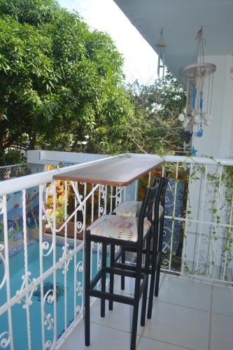 een tafel en twee stoelen op een balkon bij Casa de Mony in Santa Marta