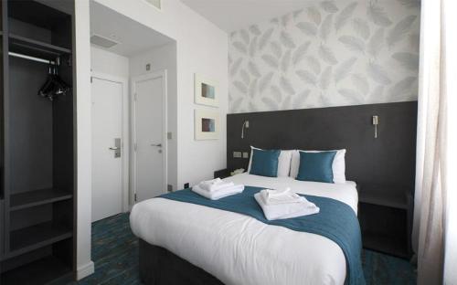 Кровать или кровати в номере K Hotel Kensington