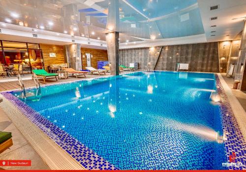 a large swimming pool in a hotel room at GVC 2-level apt New Gudauri in Gudauri