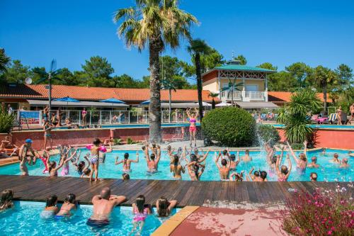 a group of people in the swimming pool at a resort at Mobile Homes by KelAir at Camping Sylvamar in Labenne