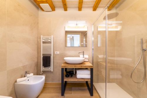 y baño con lavabo y ducha. en Borgo Cantagallo Casa Olivia 2, en Tremosine Sul Garda