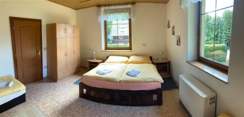 - une chambre avec un lit et une fenêtre dans l'établissement Apartmá Doubek, à Rokytnice nad Jizerou