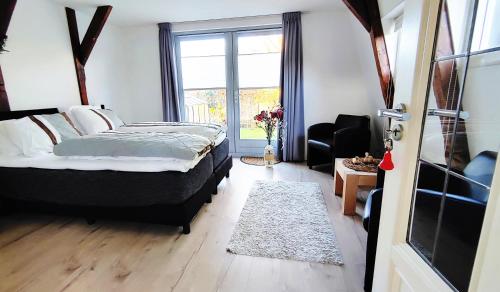 een slaapkamer met een bed en een raam bij Markermeerlogies in Bovenkarspel