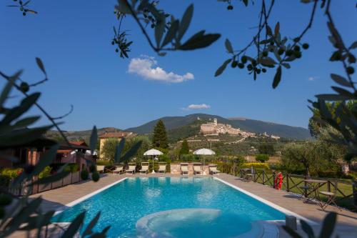 a swimming pool with a view of a mountain at Agriturismo La Panoramica in Assisi