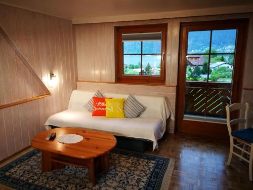 Kleines Zimmer mit 2 Betten und einem Tisch in der Unterkunft Fewo Strauss in Ossiach