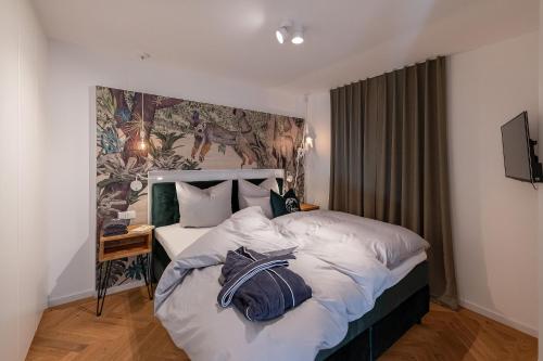 - une chambre avec un grand lit et des draps blancs dans l'établissement Ferienwohnung PARADIES am Tegernsee, à Bad Wiessee