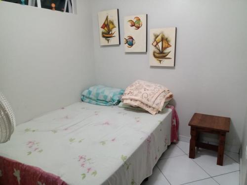 um pequeno quarto com uma cama e uma mesa em Apartamento Pé na Areia em São Bernardo do Campo