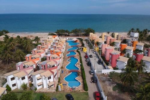 an aerial view of a water park next to the beach at Paraiso de Maracajaú 1 in Maracajaú