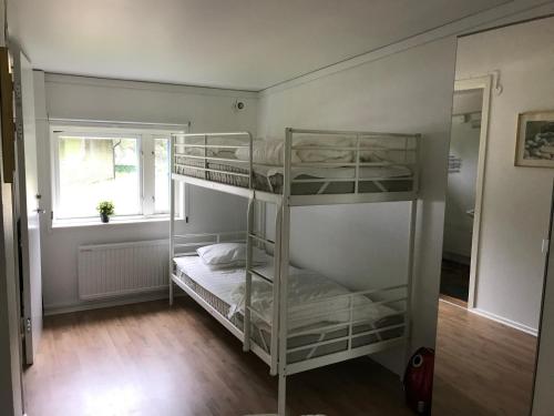 2 Etagenbetten in einem Zimmer mit Fenster in der Unterkunft Hällestrand Seaview Apartment in Strömstad