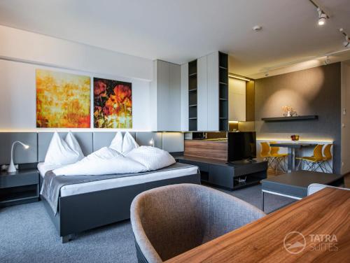Χώρος καθιστικού στο TATRA SUITES Luxury Studio A304