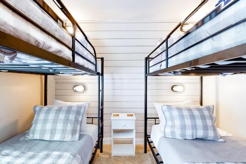 ラッドローにあるCasa Okemoの二段ベッドが2つある部屋にベッドが2つ