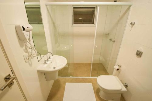 Bilik mandi di Viageiro Casa Hotel