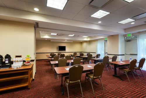 オーウィングス・ミルズにあるHyatt Place Baltimore Owings Millsの部屋にテーブルと椅子が置かれた教室