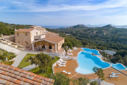 vista aerea su una villa con piscina di Hotel Borgo Smeraldo a Arzachena