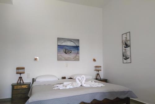 um quarto com uma cama com uma toalha em Helen's 11 em Achladies