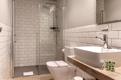 a bathroom with a toilet and a sink and a shower at YOU & CO. Saler Beach Boutique in Valencia