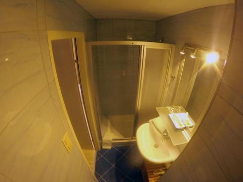 een badkamer met douche en wastafel bij Fewo Strauss in Ossiach