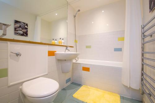 a bathroom with a toilet and a sink and a tub at Newcastle City Centre Apartment Ideal for Holiday, Contractors, Quarantining in Newcastle upon Tyne