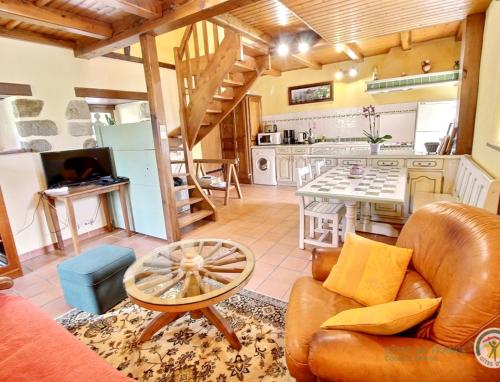 un salon avec un canapé et une table dans l'établissement Maison charmante à Trédrez-Locquémeau avec jardin et terrasse, à Trédrez