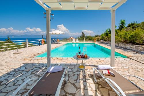 una piscina con vista sull'oceano di The Kantada Villas Petros, Eleni, Stelios & Dioni a Gaios
