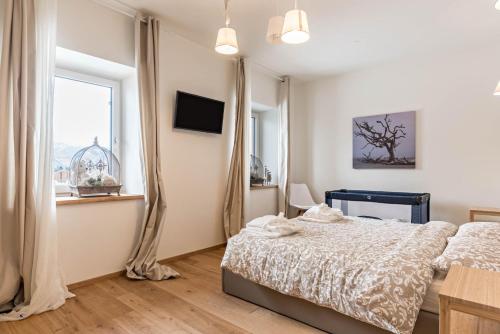 sypialnia z łóżkiem i oknem w obiekcie Wellness Lodge Riccardo w mieście Santa Giuliana