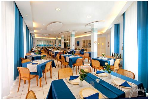 Hotel Nuovo Al Mare 레스토랑 또는 맛집