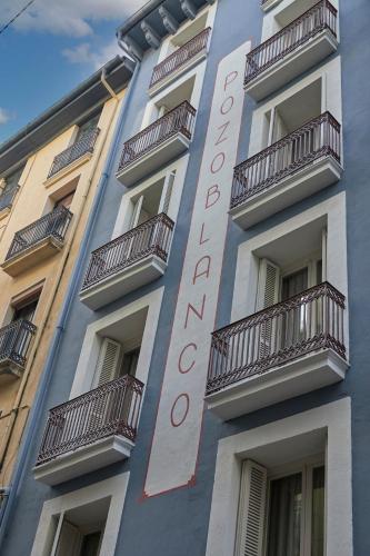 a hotel sign on the side of a building at Pamplonapartments Pozo Blanco in Pamplona