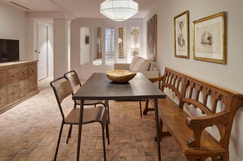 a living room with a table and chairs and a couch at Pamplonapartments Pozo Blanco in Pamplona