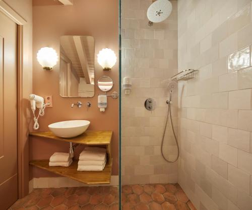 a bathroom with a sink and a shower at Pamplonapartments Pozo Blanco in Pamplona