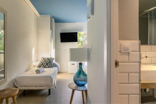 a living room with a blue vase on a table at YOU & CO. Saler Beach Boutique in Valencia