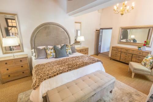 Tempat tidur dalam kamar di Klein Nektar Wine & Olive Estate